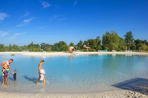 Lagune kunstmatig strand en familie op camping CAPFUN Paradis de Bazas in BAZAS (33).