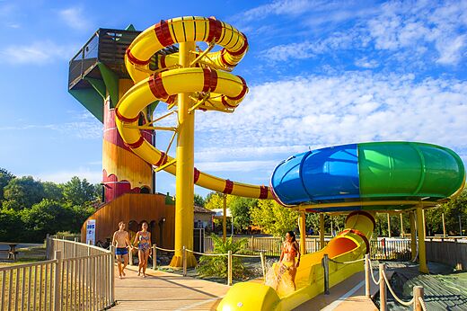 Reusachtige waterglijbanen en zwembad op camping CAPFUN Paradis de Bazas (33).