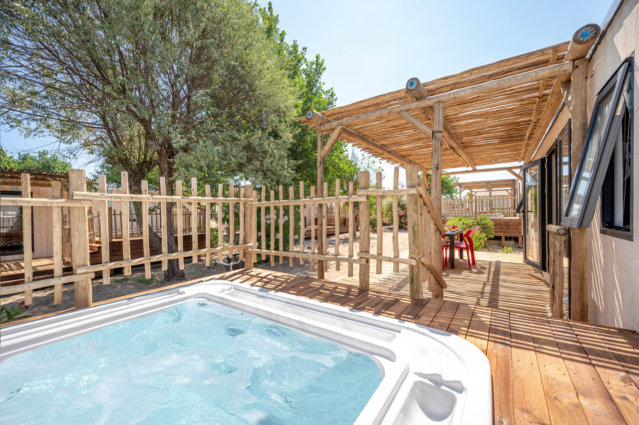 Priv� jacuzzi en houten terras van een Mobil-home op camping CLICOCHIC Paradou.