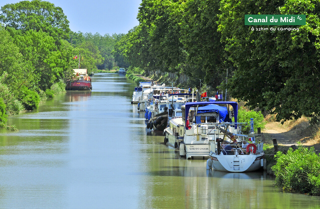 Boten afgemeerd langs het Canal du Midi, toeristische plek nabij Marseillan-Plage.