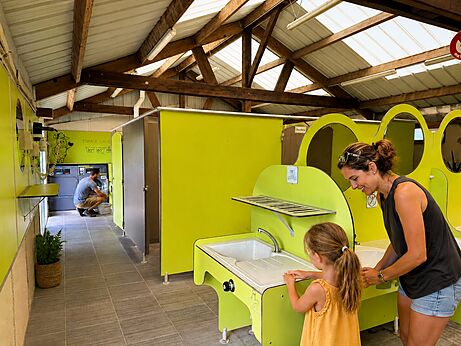 Moderne wasruimte en sanitair op camping CLICOCHIC Paradou.