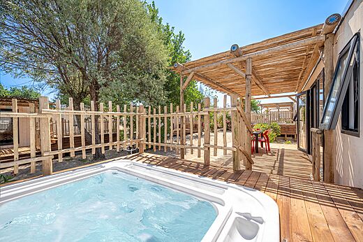 Priv� jacuzzi op Mobil-home terras op camping CLICOCHIC Paradou te Marseillan-Plage (34).