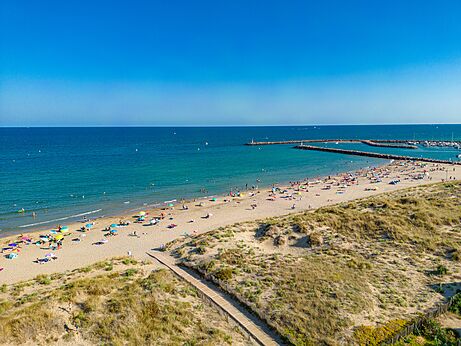Fijn zandstrand, Middellandse Zee, luchtfoto op camping CLICOCHIC Paradou.