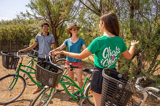 Huurfietsen voor volwassenen in natuurlijke omgeving op camping CLICOCHIC Paradou in Marseillan-Plage (34).