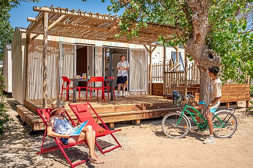 Modern stacaravan met terras en pergola op camping CLICOCHIC Paradou, Marseillan-Plage.