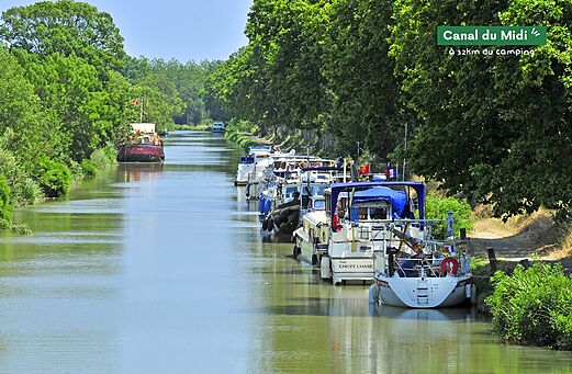 Canal du Midi met aangemeerde boten, bezienswaardigheid nabij Marseillan-Plage.