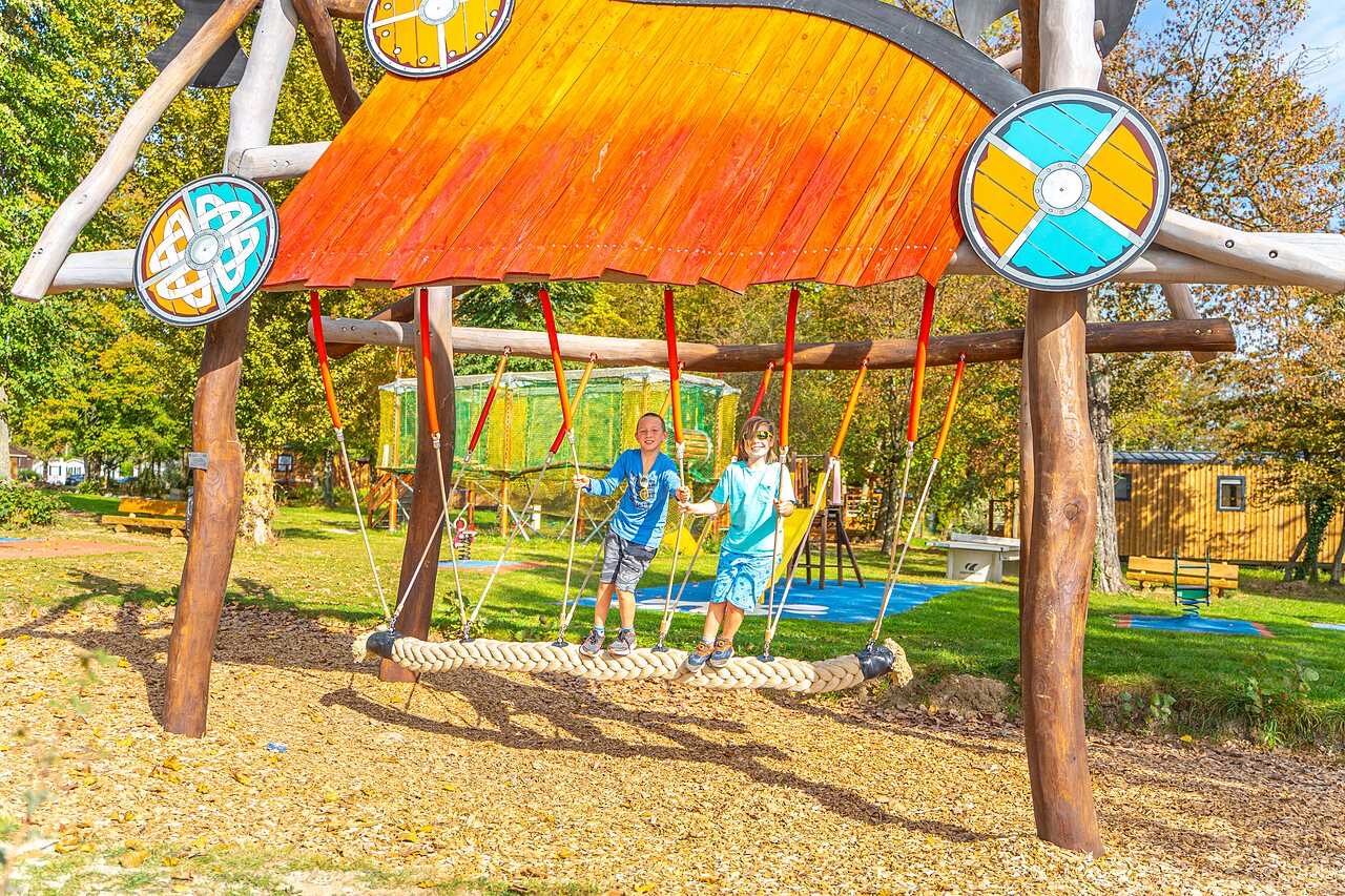 Kinderen plezier op reuzenschommel, speeltuin CAPFUN Parc de Paris (77).