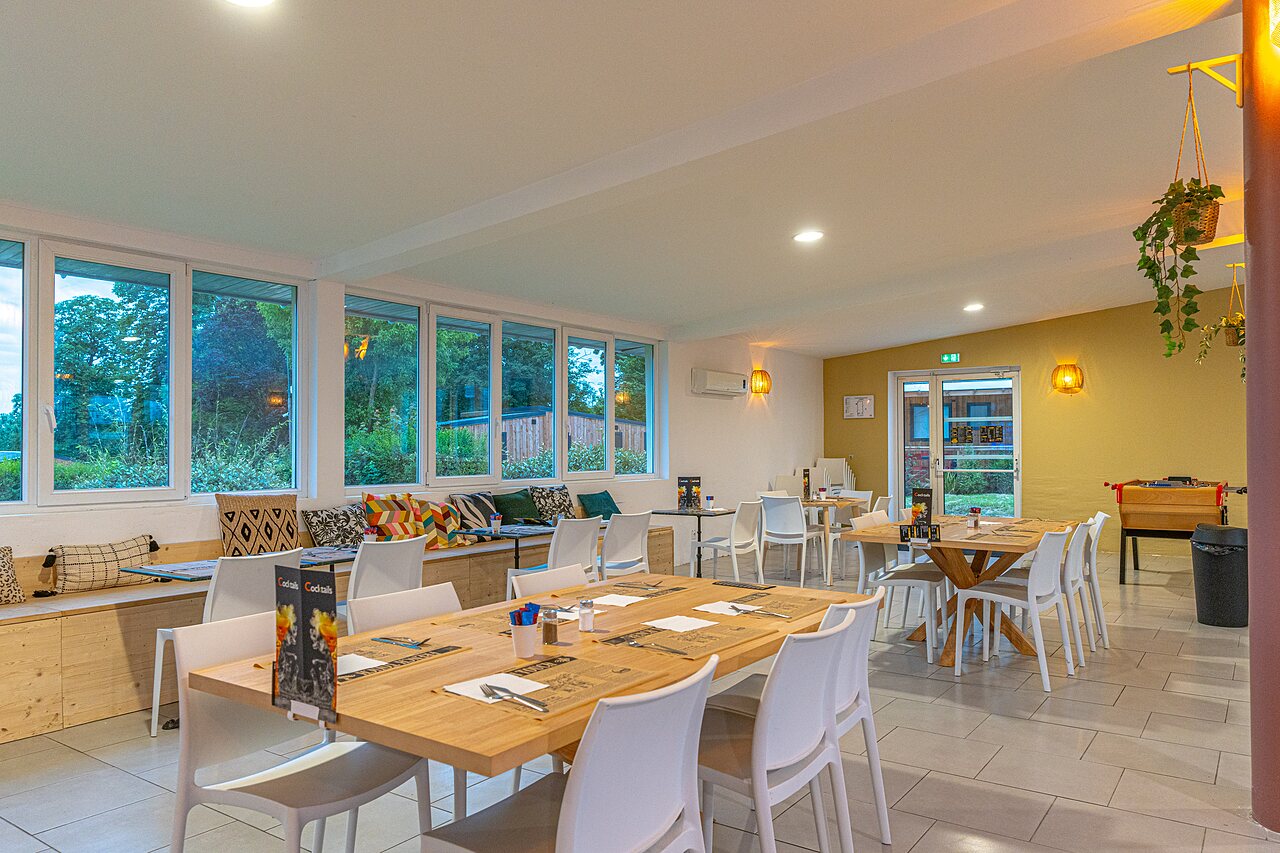 Restaurant, bar, tafels, stoelen, tafelvoetbal op CAPFUN Parc de Paris (77).