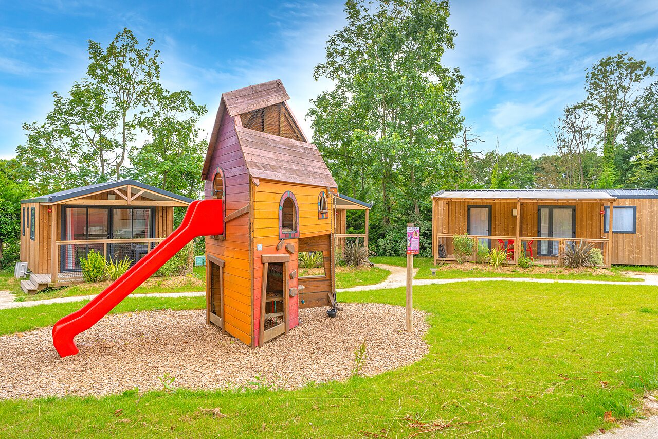 Speeltuin met glijbaan en stacaravans op camping CAPFUN Parc de Paris in Villevaud� (77).