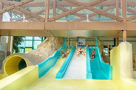 Waterglijbanen en zwembad op camping CAPFUN Parc de Paris in Villevaudé (77).