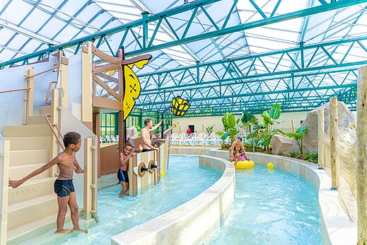 Overdekt zwembad, waterspellen, rivier op camping CAPFUN Parc de Paris Villevaudé.