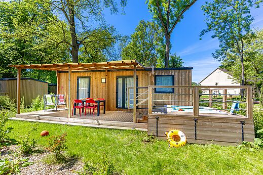 Stacaravan met jacuzzi en buitenterras op camping CAPFUN Parc de Paris in Villevaudé (77).