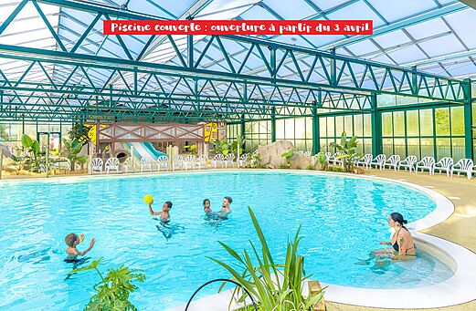Overdekt zwembad, glijbaan en waterspelen op camping CAPFUN Parc de Paris (77).