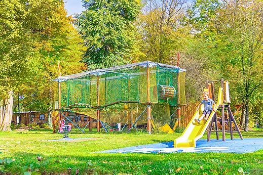 Glijbaan, netstructuur, speeltuin op camping CAPFUN Parc de Paris (77).