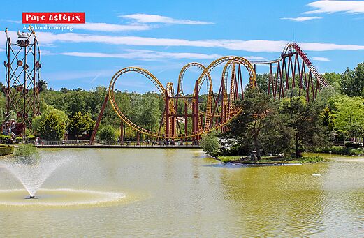 Achtbanen en waterattracties in Parc Ast�rix, nabij Parijs.