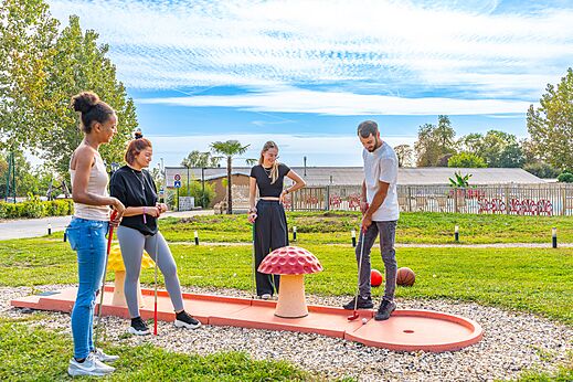 Potje minigolf met vrienden op camping CAPFUN Parc de Paris in Villevaudé (77).