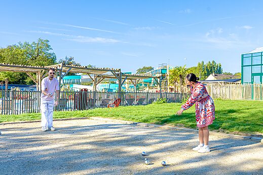 Jeu de boules op sportterrein camping CAPFUN Parc de Paris in Villevaudé (77).