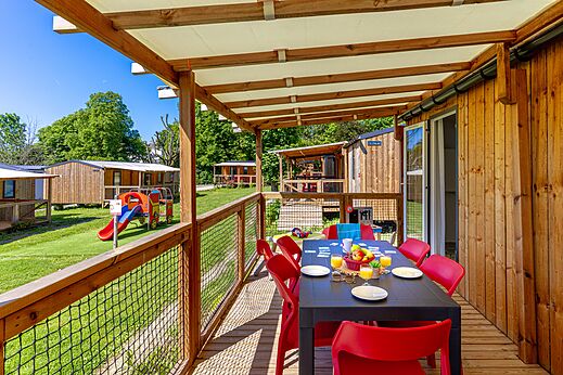 Terras stacaravan ingericht op camping CAPFUN Parc de Paris (77).