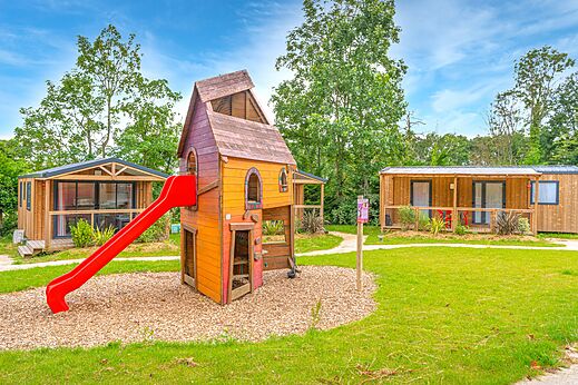 Speeltuin met glijbaan en moderne stacaravans op camping CAPFUN Parc de Paris in Villevaudé (77).