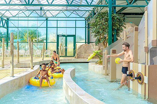 Overdekt zwembad, lazy river voor gezinnen op camping CAPFUN Parc de Paris in Villevaudé (77).