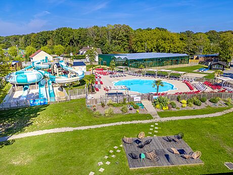 Buitenzwembad, waterglijbanen en stoelen op camping CAPFUN Parc de Paris (77).
