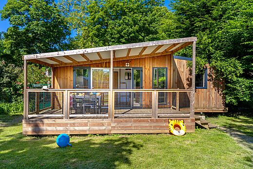 Houten stacaravan met overdekt terras op CAPFUN Parc de Paris in Villevaudé (77).