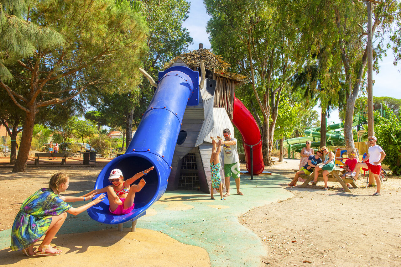 Grote glijbaan en speeltuin voor kinderen op camping CAPFUN Parc et Plage in Hy�res les Palmiers (83).