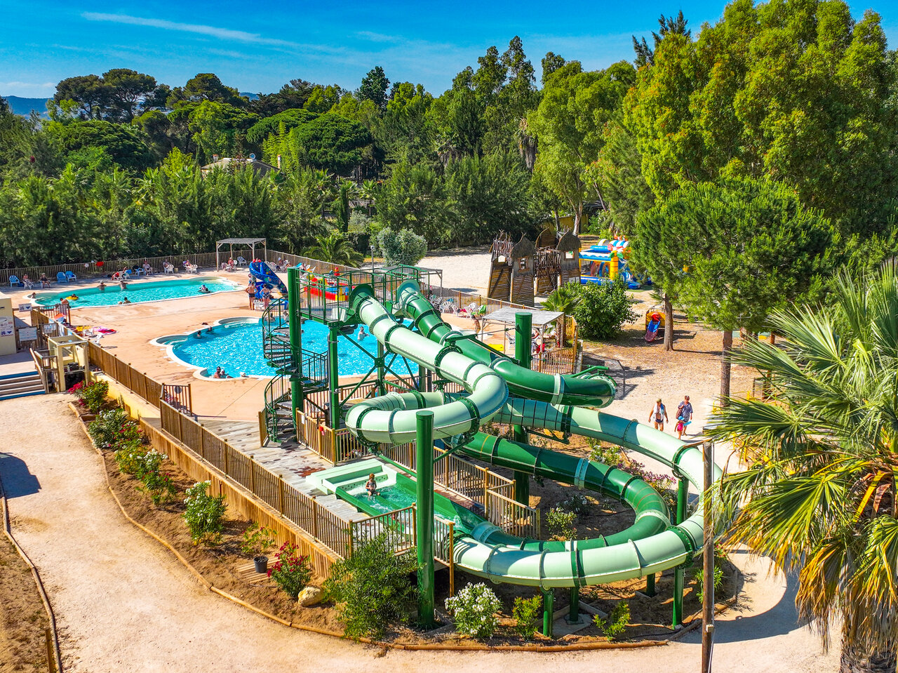 Waterglijbanen en buitenzwembaden van camping CAPFUN Parc et Plage in Hy�res les Palmiers.