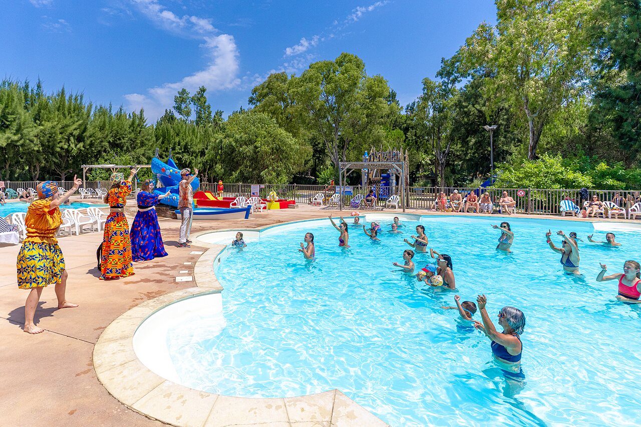 Wateranimatie en buitenzwembad op CAPFUN Parc et Plage camping in Hy�res.