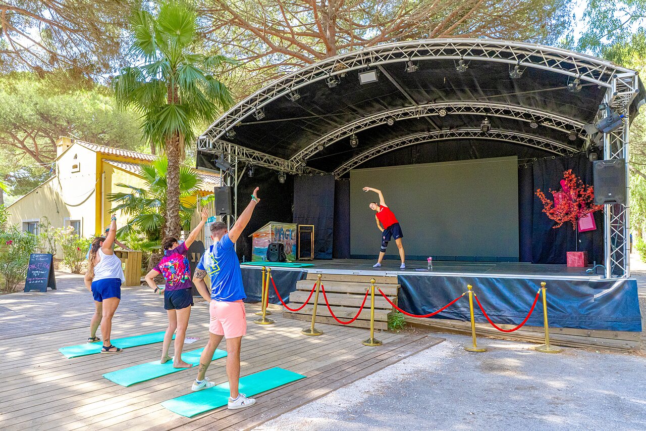 Fitness animatie op podium camping CAPFUN Parc et Plage in Hy�res les Palmiers.