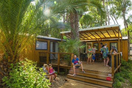 Houten stacaravan met schaduwrijk terras voor gezinnen op camping CAPFUN Parc et Plage in Hy�res les Palmiers.
