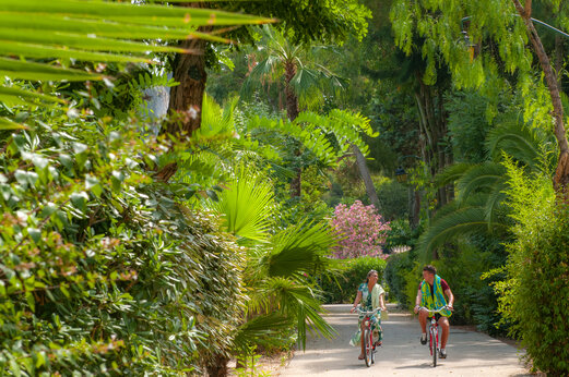 Fietstocht op groen pad op camping CAPFUN Parc et Plage in Hyères.