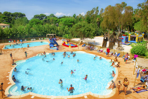 Zwembaden, glijbaan en waterspellen op camping CAPFUN Parc et Plage in Hy�res les Palmiers.