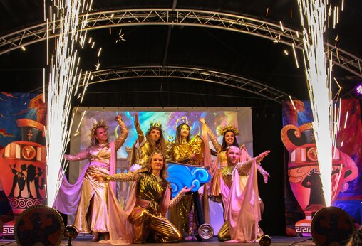 Dansshow met kostuums en pyrotechnische effecten op camping CAPFUN Parc et Plage in Hyères les Palmiers (83).