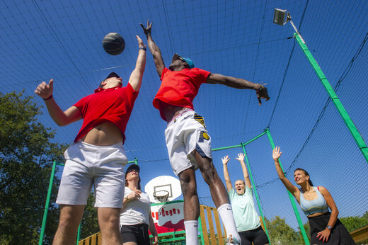 Multisportterrein, basketballers op camping CAPFUN Parc et Plage in Hyères les Palmiers (83).