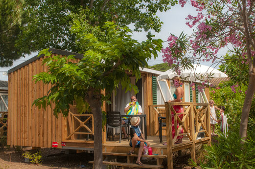 Houten stacaravan, terras, familie op CAPFUN Parc et Plage, Hyères.
