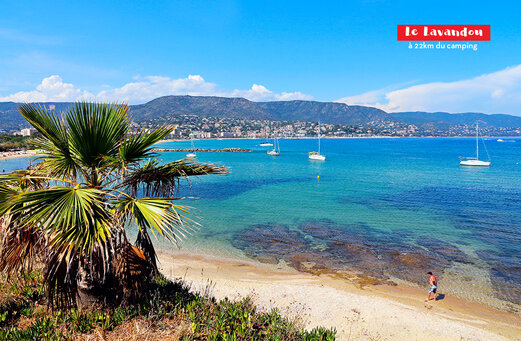 Zandstrand, turquoise zee en boten in Le Lavandou, Var.