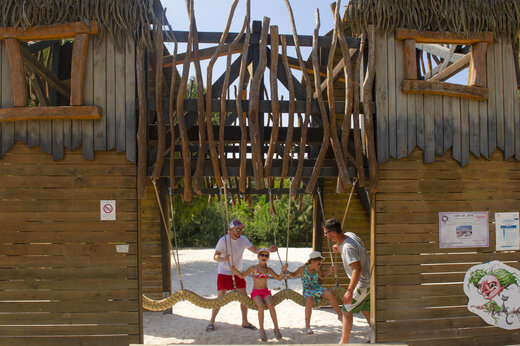 Houten speeltuin, schommel op camping CAPFUN Parc et Plage (83).
