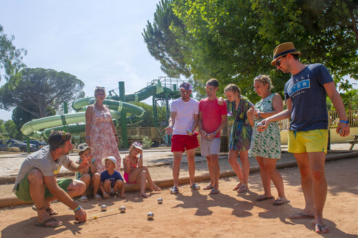 Familie speelt jeu de boules op camping CAPFUN Parc et Plage in Hyères.