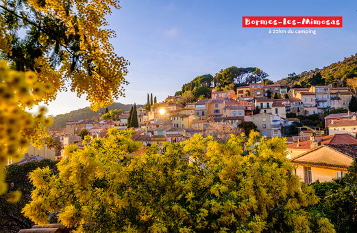 Bloemrijk dorp Bormes-les-Mimosas in Provence-Alpes-C�te d'Azur, te bezoeken.