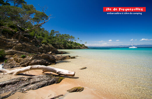 Fijn zandstrand, turquoise water en zeilboot nabij het eiland Porquerolles.