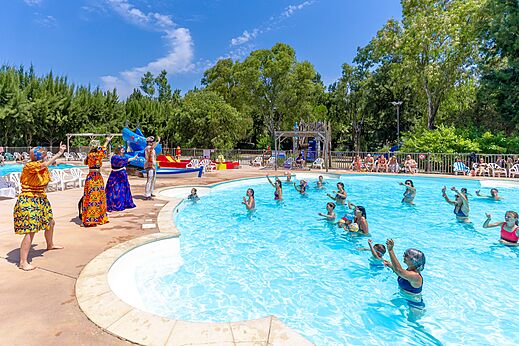 Wateranimatie en buitenzwembad op CAPFUN Parc et Plage camping in Hy�res.