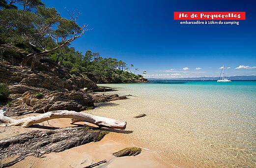 Paradijselijk strand van �le de Porquerolles, turquoise water en rotsachtige kust.
