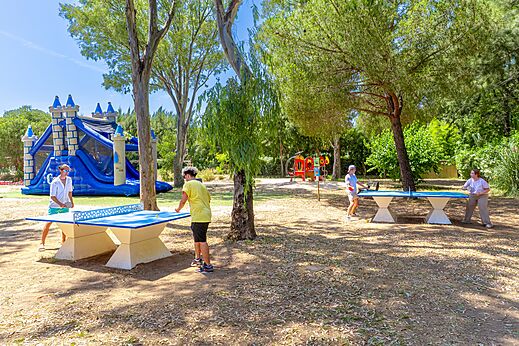 Tafeltennis en springkasteel op camping CAPFUN Parc et Plage Hy�res.