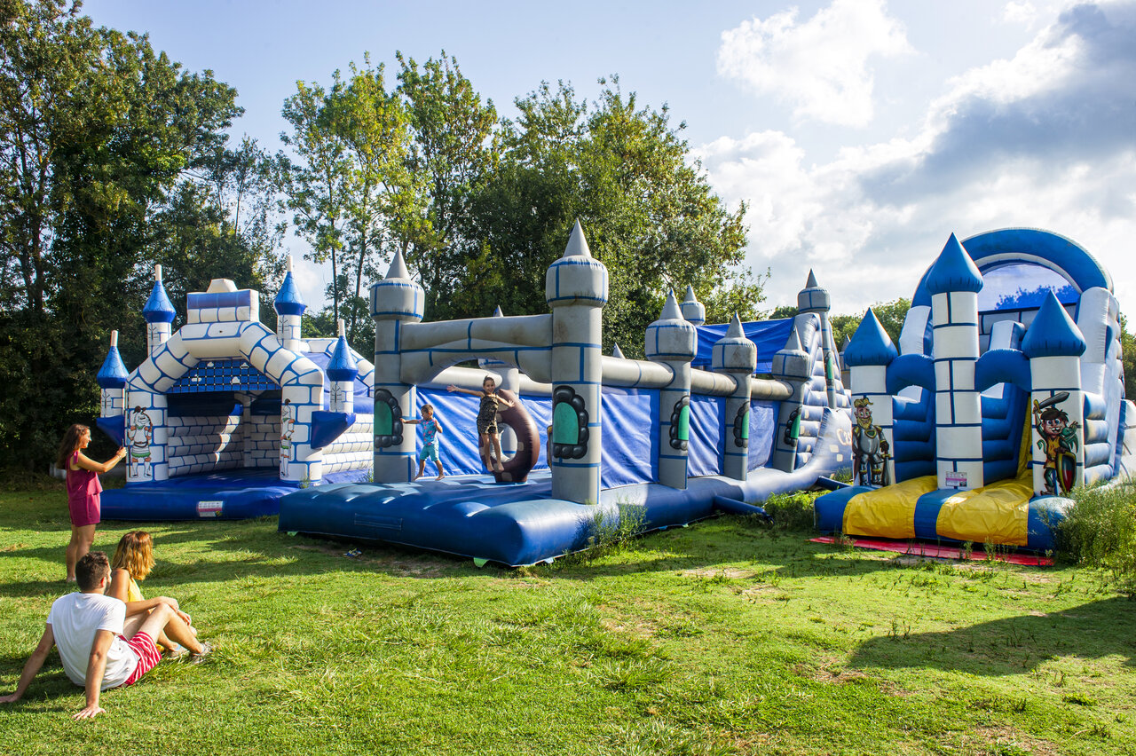 Opblaasbaar speelpark op camping CAPFUN Paris Roussillon, ARGELES SUR MER (66).