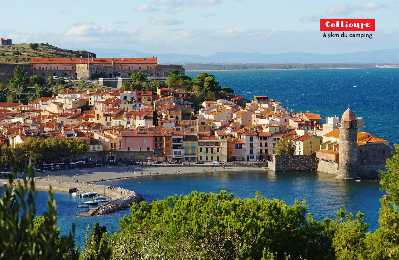 Collioure, charmant kustdorp met klokkentoren en mediterraan strand.