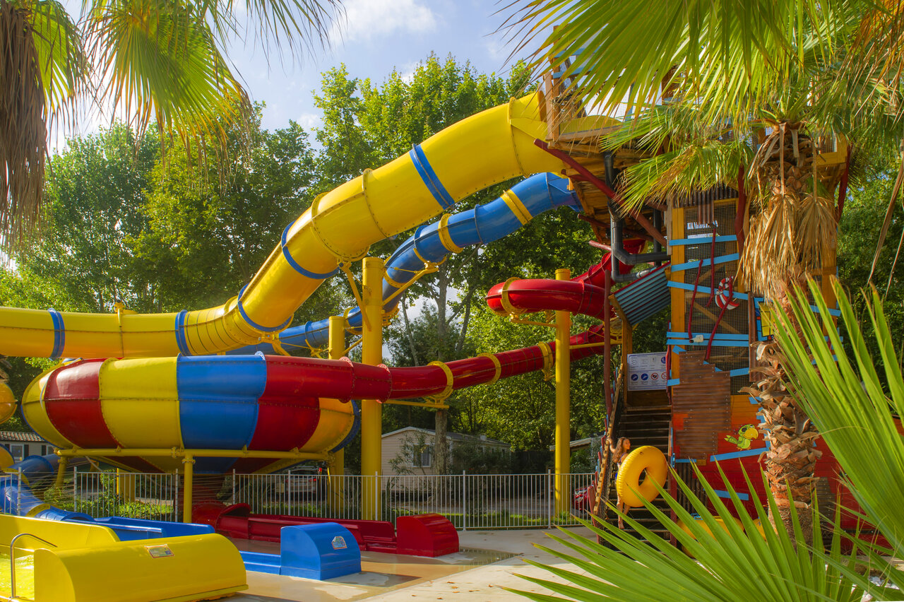 Waterpark met kleurrijke glijbanen op CAPFUN Paris Roussillon, ARGELES SUR MER.