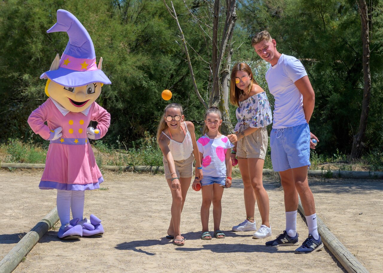 Mascotte en familie spelen jeu de boules op camping CAPFUN Paris Roussillon, ARGELES SUR MER.