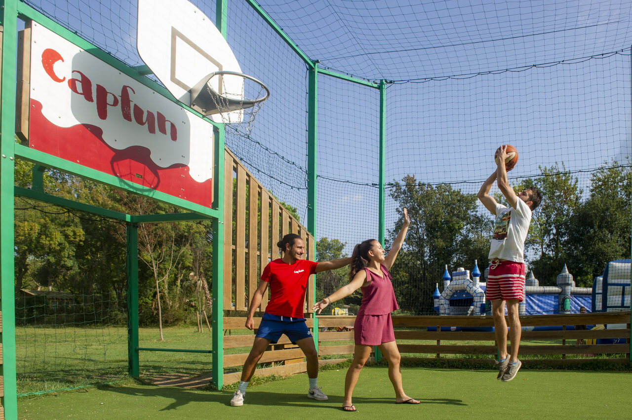 Basketbalspelers op multisportterrein Capfun in ARGELES SUR MER (66).