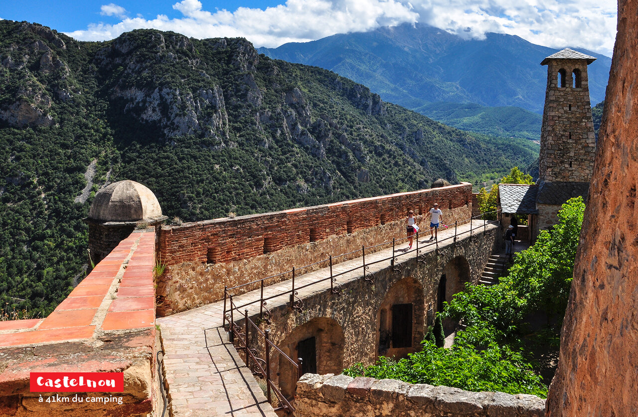 Middeleeuws dorp Castelnou, historische plek te bezoeken nabij Argel�s-sur-Mer.
